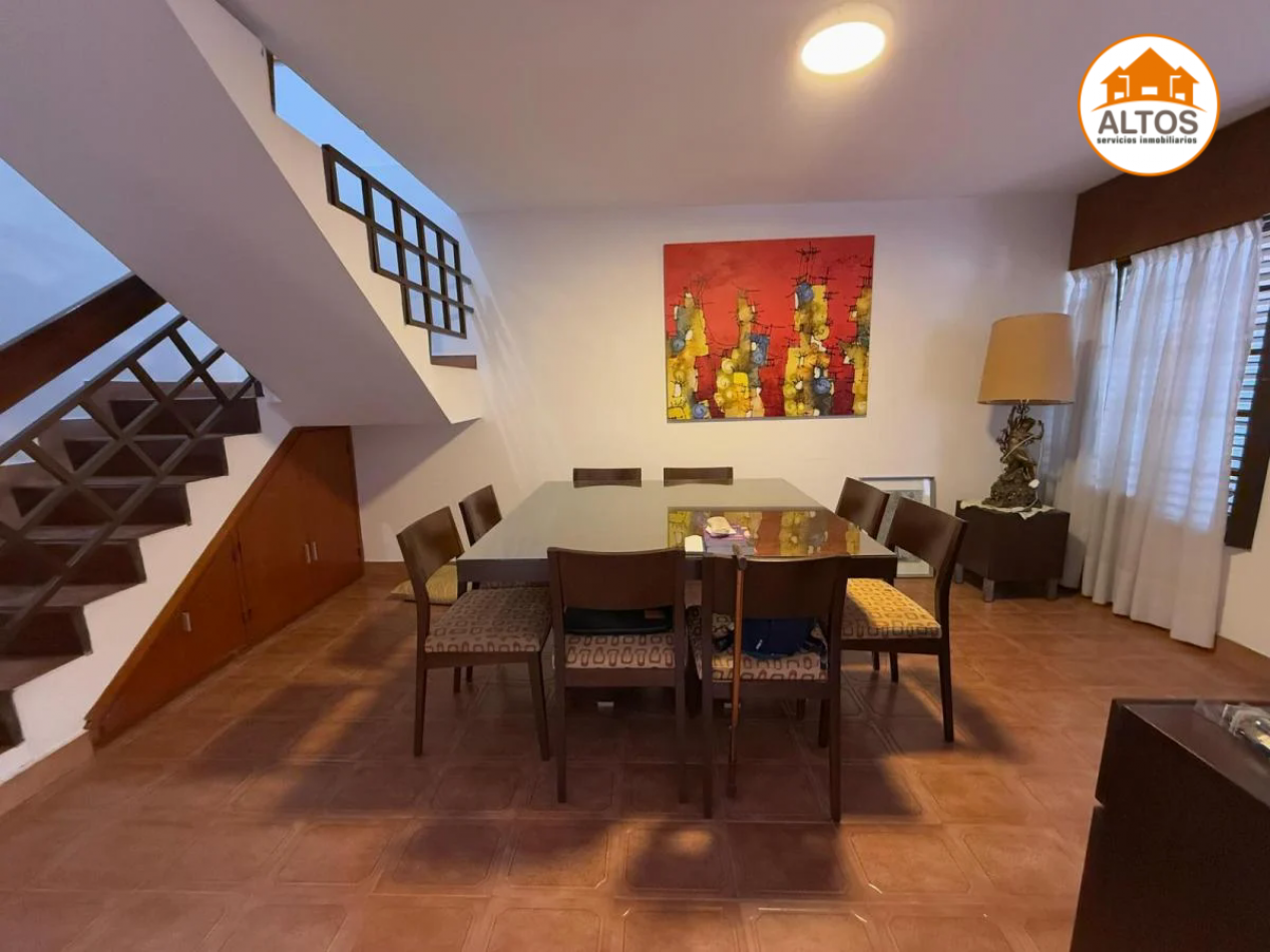 CASA DE DOS PLANTAS - TRES DORMITORIOS - 3 BAÑOS - COCHERA DOBLE - PATIO -BARRIO MAIPU 