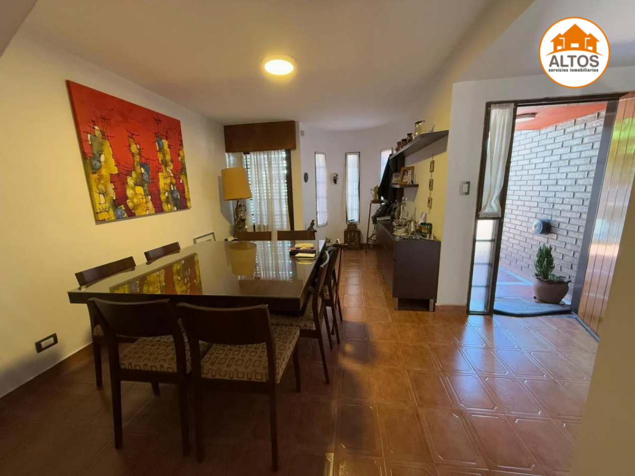 CASA DE DOS PLANTAS - TRES DORMITORIOS - 3 BAÑOS - COCHERA DOBLE - PATIO -BARRIO MAIPU 