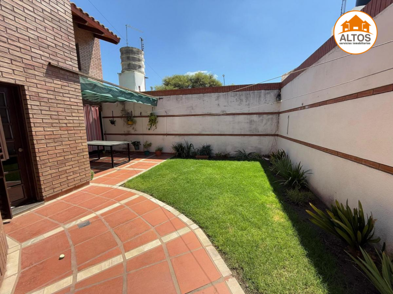 CASA DE DOS PLANTAS - TRES DORMITORIOS - 3 BAÑOS - COCHERA DOBLE - PATIO -BARRIO MAIPU 