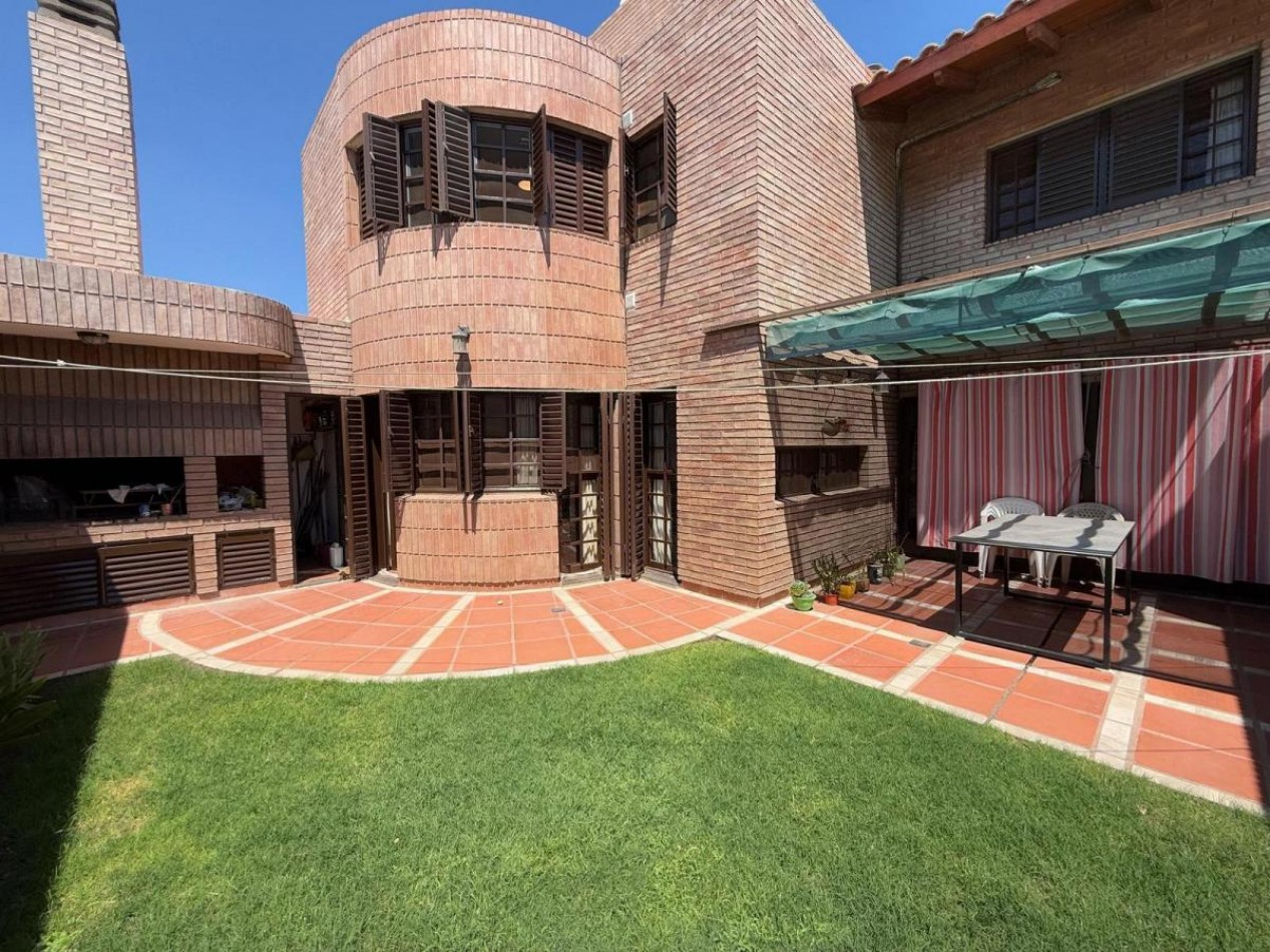 CASA DE DOS PLANTAS - TRES DORMITORIOS - 3 BAÑOS - COCHERA DOBLE - PATIO -BARRIO MAIPU 