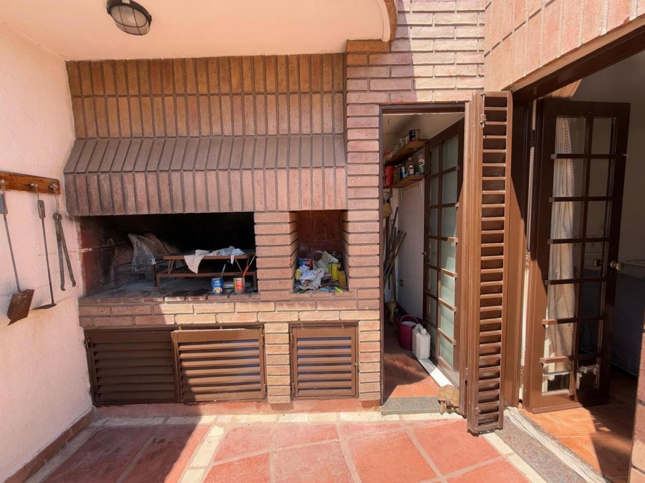 CASA DE DOS PLANTAS - TRES DORMITORIOS - 3 BAÑOS - COCHERA DOBLE - PATIO -BARRIO MAIPU 