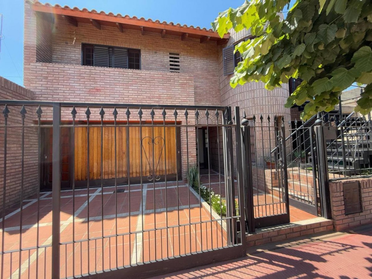 CASA DE DOS PLANTAS - TRES DORMITORIOS - 3 BAÑOS - COCHERA DOBLE - PATIO -BARRIO MAIPU 