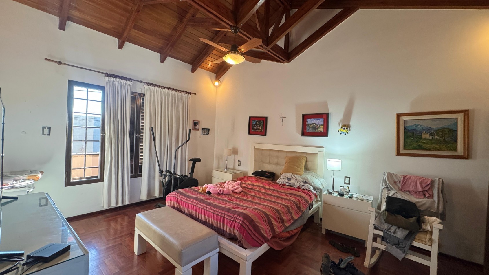 CASA DE DOS PLANTAS - TRES DORMITORIOS - 3 BAÑOS - COCHERA DOBLE - PATIO -BARRIO MAIPU 