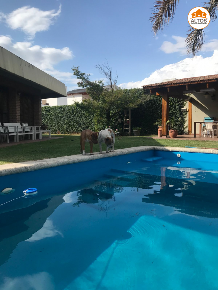 IMPONENTE CASA A LA VENTA. 3 DORM - 4 BAÑOS - COCHERA DOBLE - PILETA - QUINCHO. B° CERRO DE LAS ROSAS