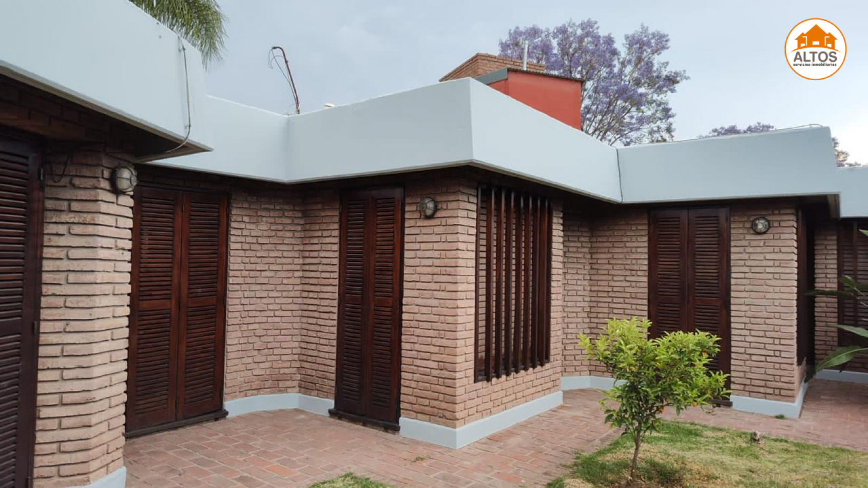 IMPONENTE CASA A LA VENTA. 3 DORM - 4 BAÑOS - COCHERA DOBLE - PILETA - QUINCHO. B° CERRO DE LAS ROSAS