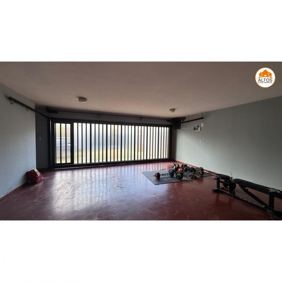 IMPONENTE CASA A LA VENTA. 3 DORM - 4 BAÑOS - COCHERA DOBLE - PILETA - QUINCHO. B° CERRO DE LAS ROSAS