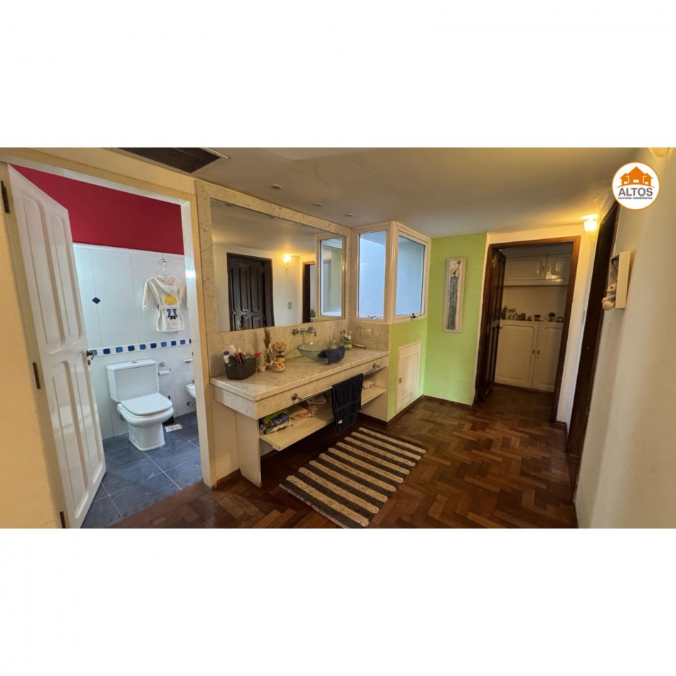 IMPONENTE CASA A LA VENTA. 3 DORM - 4 BAÑOS - COCHERA DOBLE - PILETA - QUINCHO. B° CERRO DE LAS ROSAS