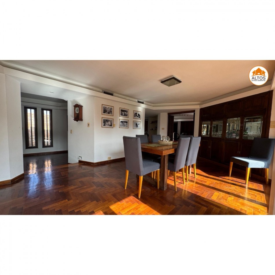 IMPONENTE CASA A LA VENTA. 3 DORM - 4 BAÑOS - COCHERA DOBLE - PILETA - QUINCHO. B° CERRO DE LAS ROSAS