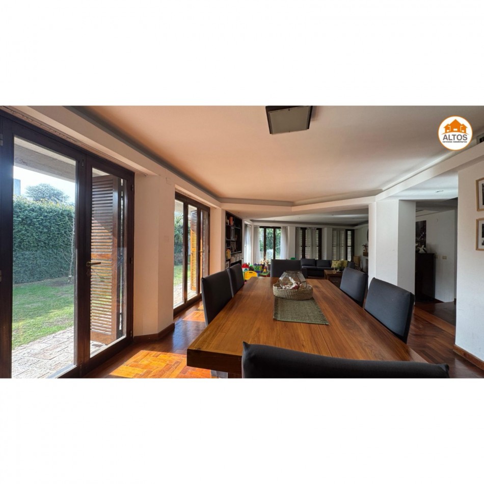 IMPONENTE CASA A LA VENTA. 3 DORM - 4 BAÑOS - COCHERA DOBLE - PILETA - QUINCHO. B° CERRO DE LAS ROSAS
