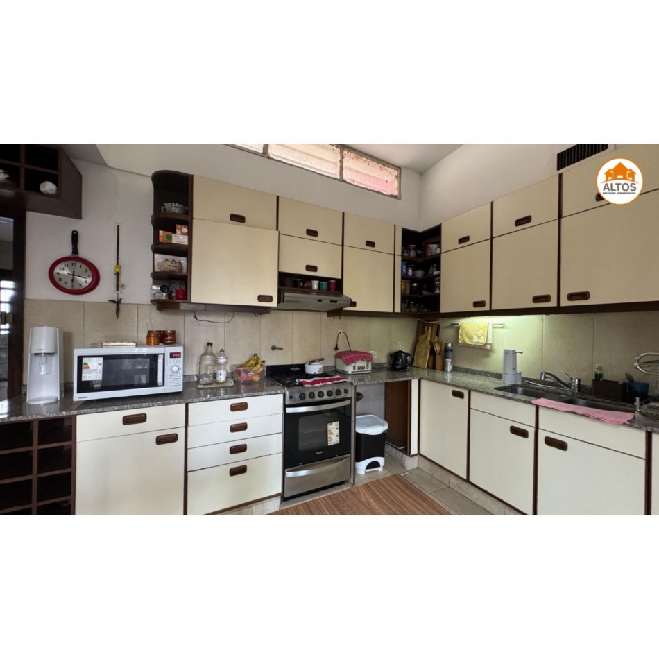 IMPONENTE CASA A LA VENTA. 3 DORM - 4 BAÑOS - COCHERA DOBLE - PILETA - QUINCHO. B° CERRO DE LAS ROSAS