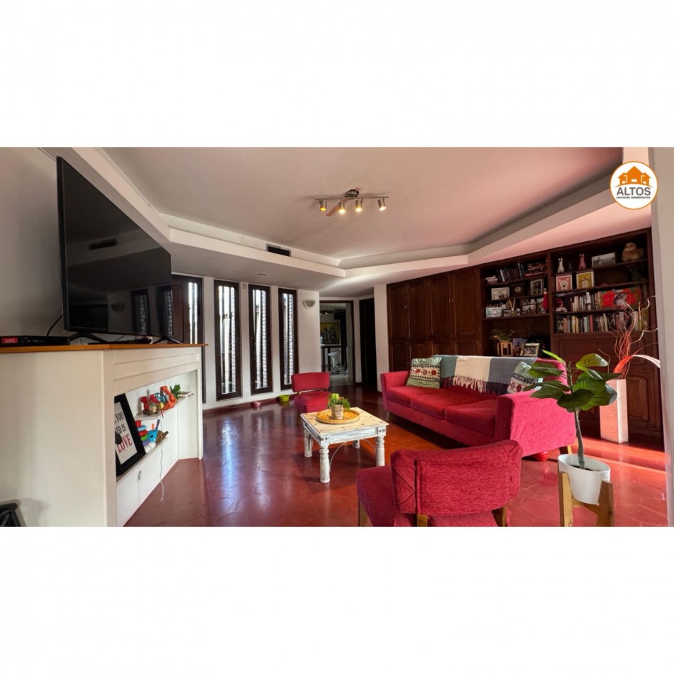 IMPONENTE CASA A LA VENTA. 3 DORM - 4 BAÑOS - COCHERA DOBLE - PILETA - QUINCHO. B° CERRO DE LAS ROSAS