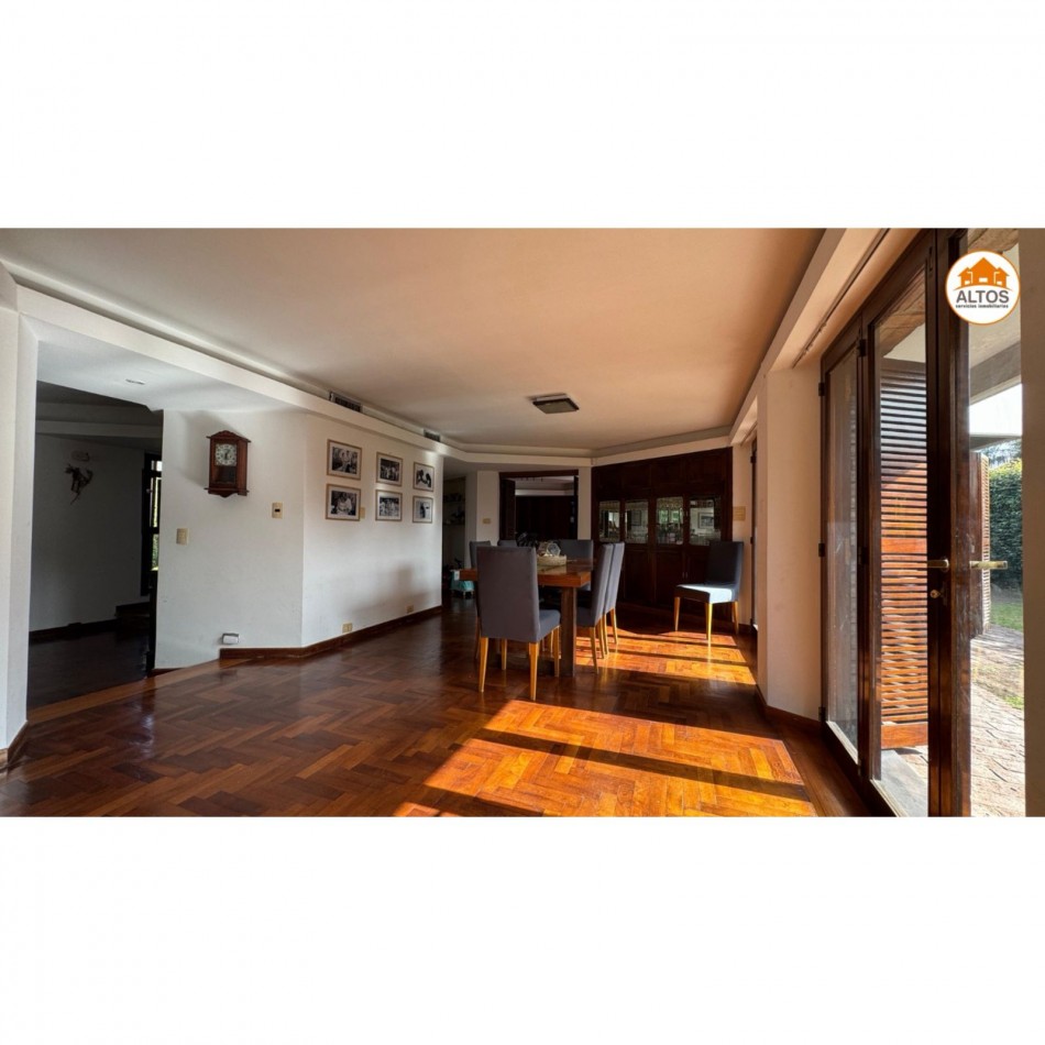 IMPONENTE CASA A LA VENTA. 3 DORM - 4 BAÑOS - COCHERA DOBLE - PILETA - QUINCHO. B° CERRO DE LAS ROSAS