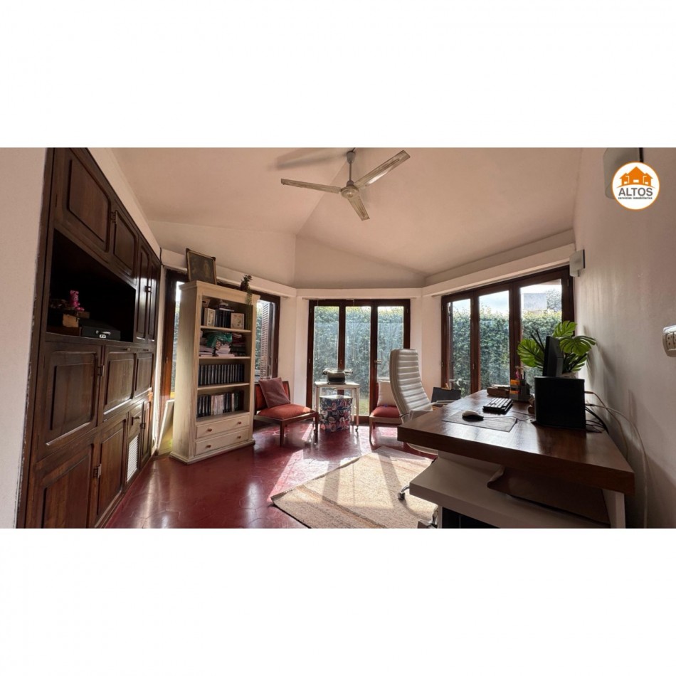IMPONENTE CASA A LA VENTA. 3 DORM - 4 BAÑOS - COCHERA DOBLE - PILETA - QUINCHO. B° CERRO DE LAS ROSAS