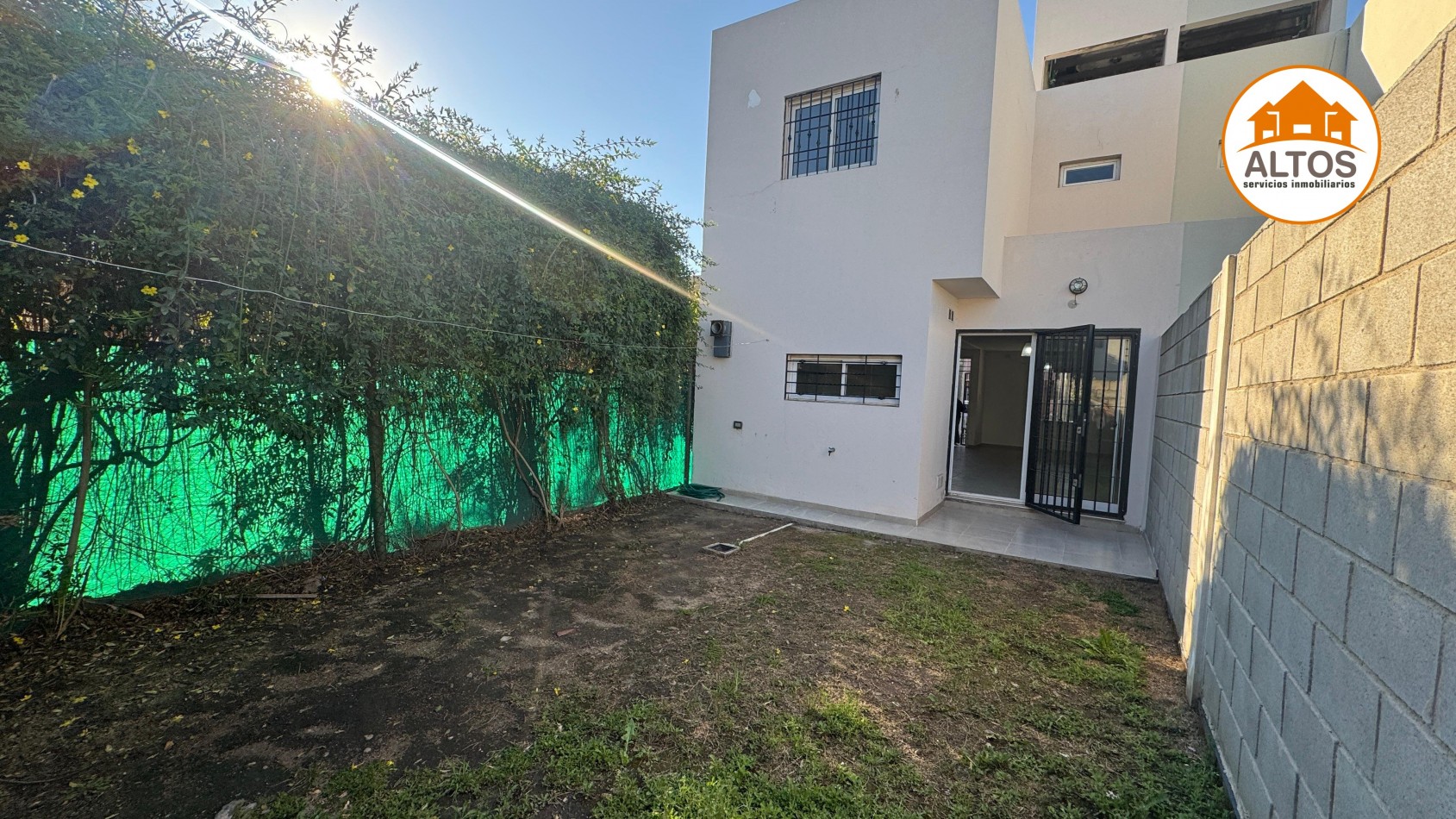 ALQ. DUPLEX CATEGORIA 3 DORM. PATIO. COCHERA. B° JARDINES DEL VALLE. NUEVO URCA. 