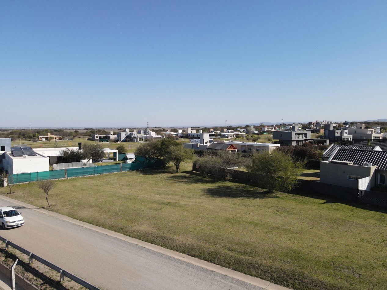 HERMOSO TERRENO ESQUINA 1.159M2 - BARRIO CERRADO LA CERCANIA -MENDIOLAZA - CORDOBA - CON ESCRITURA.