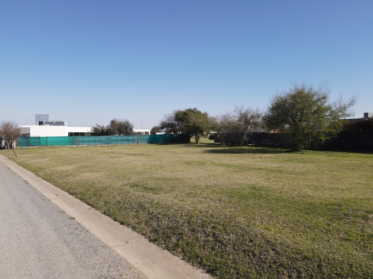 HERMOSO TERRENO ESQUINA 1.159M2 - BARRIO CERRADO LA CERCANIA -MENDIOLAZA - CORDOBA - CON ESCRITURA.