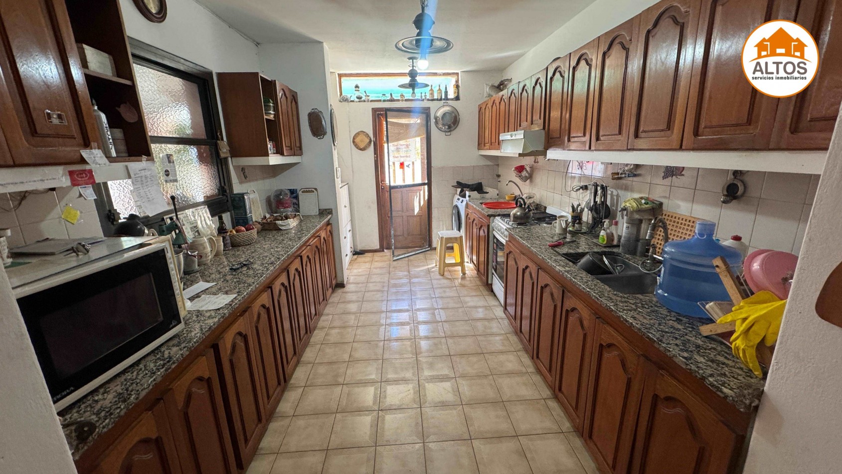 IMPORTANTE CASA + TERRENO ESQ. 563m2 TOTALES - 4 DORM - 4 BAÑOS - COCHERA DOBLE - PILETA - QUINCHO CUBIERTO. B° SAN SALVADOR