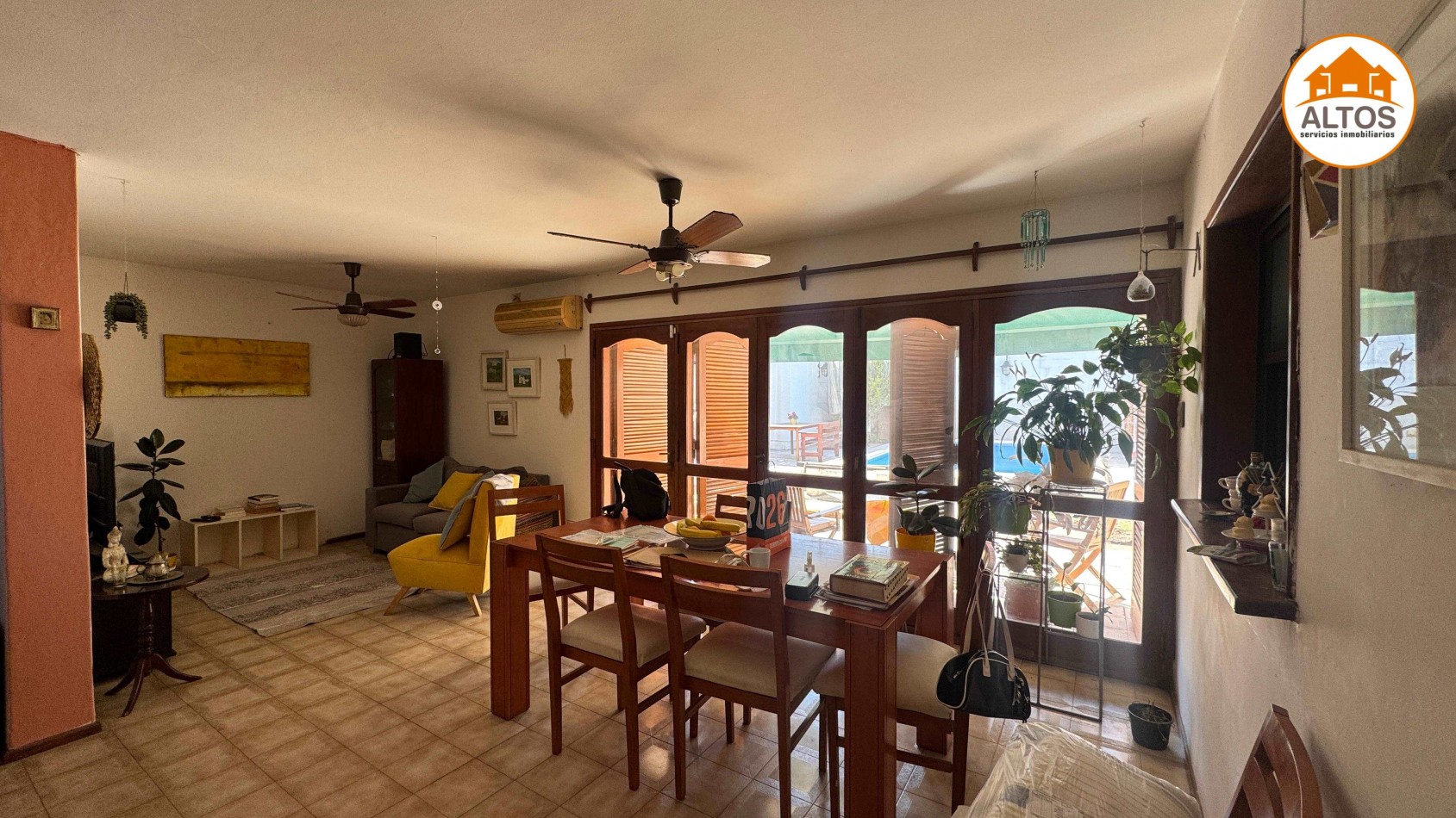 IMPORTANTE CASA + TERRENO ESQ. 563m2 TOTALES - 4 DORM - 4 BAÑOS - COCHERA DOBLE - PILETA - QUINCHO CUBIERTO. B° SAN SALVADOR