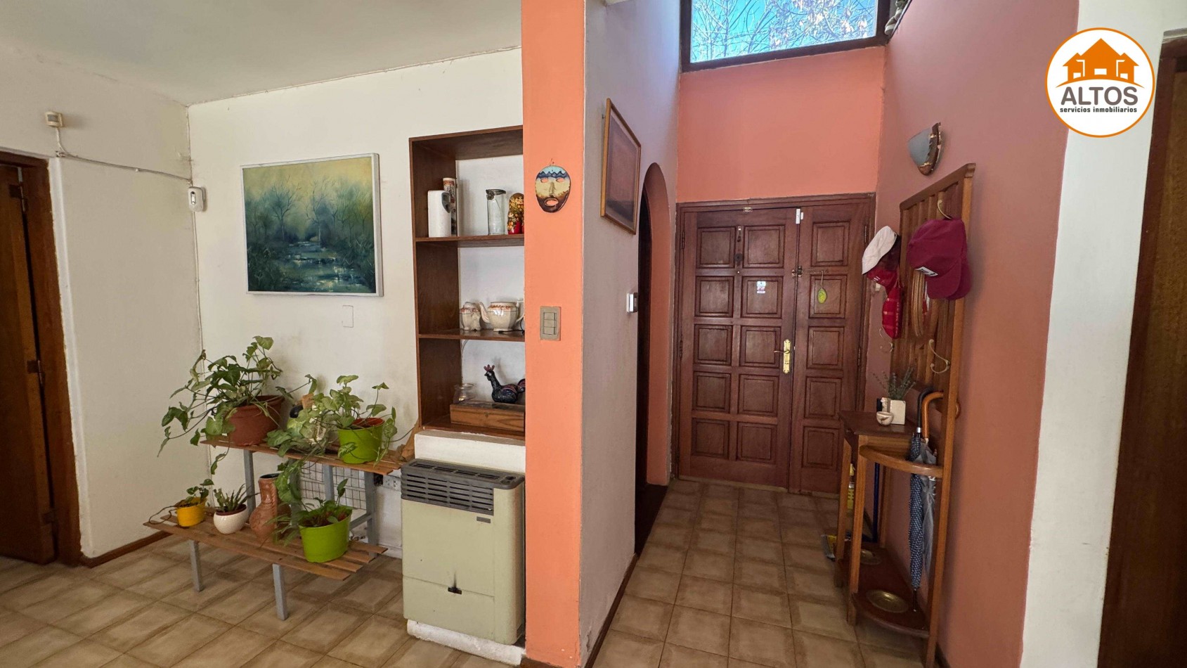 IMPORTANTE CASA + TERRENO ESQ. 563m2 TOTALES - 4 DORM - 4 BAÑOS - COCHERA DOBLE - PILETA - QUINCHO CUBIERTO. B° SAN SALVADOR