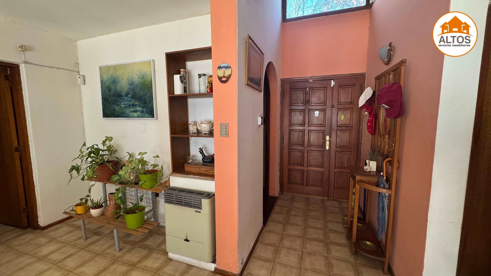 IMPORTANTE CASA + TERRENO ESQ. 563m2 TOTALES - 4 DORM - 4 BAÑOS - COCHERA DOBLE - PILETA - QUINCHO CUBIERTO. B° SAN SALVADOR