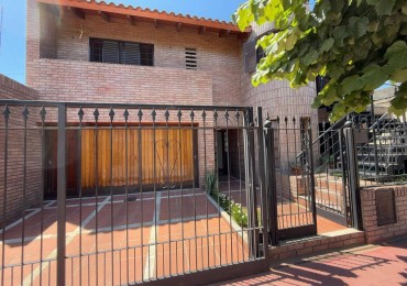 CASA DE DOS PLANTAS - TRES DORMITORIOS - 3 BAÑOS - COCHERA DOBLE - PATIO -BARRIO MAIPU 