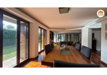 IMPONENTE CASA A LA VENTA. 3 DORM - 4 BAÑOS - COCHERA DOBLE - PILETA - QUINCHO. B° CERRO DE LAS ROSAS
